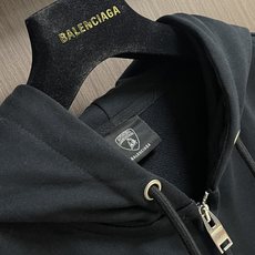 Balenciaga 兰博基尼联名logo标识印花拉链连帽卫衣,配置了高支数翻绒面料面料,卫衣面料高达4 Balenciaga 兰博基尼联名logo标识印花拉链连帽卫衣,配置了高支数翻绒面料面料,卫衣面料高达4