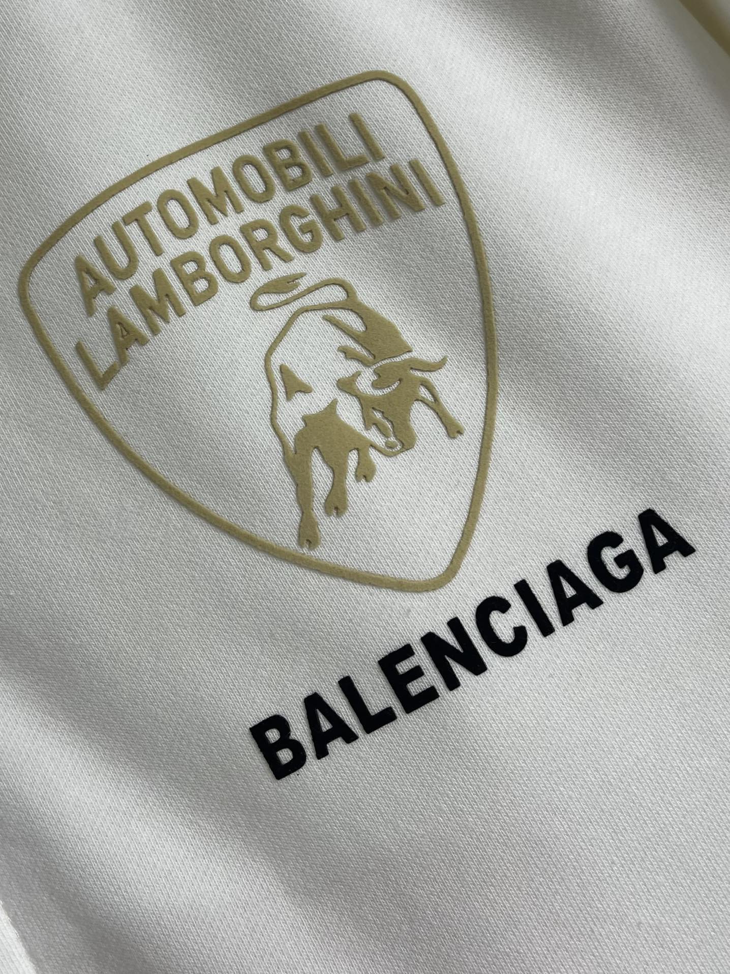 Balenciaga 兰博基尼联名logo标识印花拉链连帽卫衣，配置了高支数翻绒面料面料，卫衣面料高达4