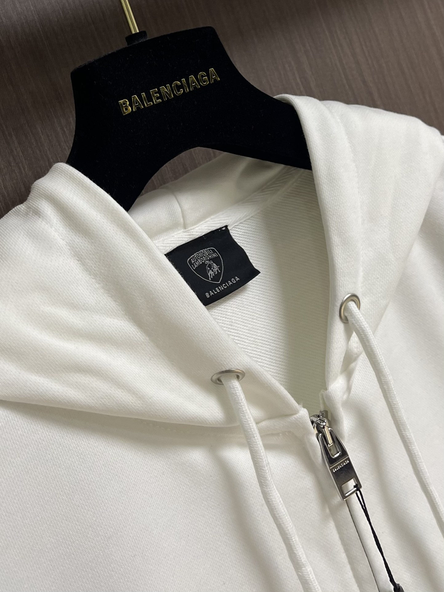 Balenciaga 兰博基尼联名logo标识印花拉链连帽卫衣，配置了高支数翻绒面料面料，卫衣面料高达4