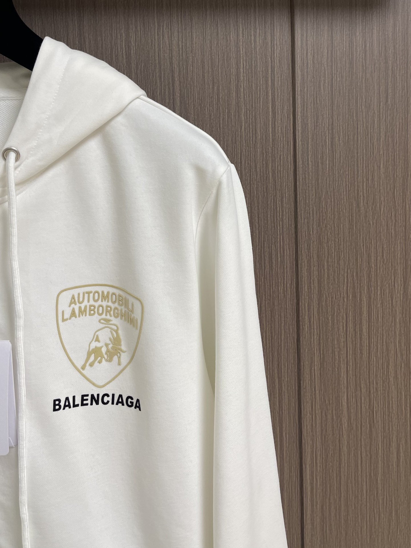 Balenciaga 兰博基尼联名logo标识印花拉链连帽卫衣，配置了高支数翻绒面料面料，卫衣面料高达4