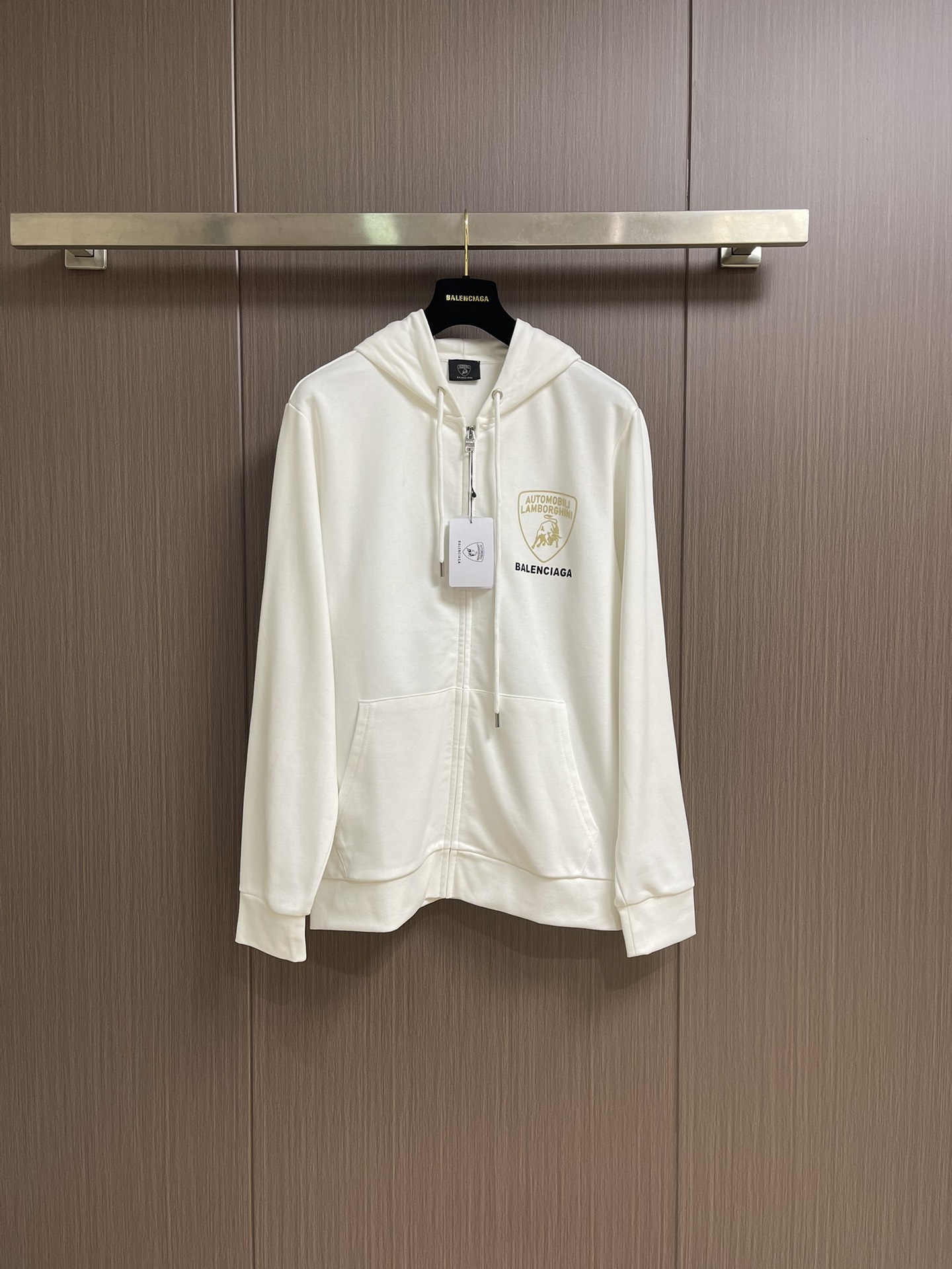 NO:547006,Balenciaga Lamborghini joint logo printed zipper hooded sweatshirt is equipped with high-volume velvet fabric fabric. The sweatshirt fabric is as high as 430 grams, with a full sense of weight. The high-density fabric feels clearly visible. Softness and comfort are the basics, and the merger of breathability and warmth is the surprise!  It will not be stuffy and can also protect against wind. The real cost of squirting cloth will allow you to see and feel the comfortable experience of your upper body!  The overall touch is extremely comfortable and the skin-friendly effect is excellent. The OV style is also a perfect outfit, perfectly meeting the needs of various outfit occasions. It is extremely extraordinary, the grade and charm are extremely outstanding and eye-catching, and can better demonstrate the brand specifications and your pursuit of fashion!  ! Size M-3XL M Bust 112 Shoulder width 44 Clothes length 69 Sleeve length 64 L Bust 116 Shoulder width 46 Clothes length 71 Sleeve length 65 XL Bust 120 Shoulder width 48 Clothes length 73 Sleeve length 66 2XL Bust 124 Shoulder width 50 Clothes length 75 Sleeve length 67 3XL Bust 128 Shoulder width 52 Clothes length 77 Sleeve length 68,,balenciaga,hoodie,sweatshirts,hats,alexander wang19860909Balenciaga 兰博基尼联名logo标识印花拉链连帽卫衣,配置了高支数翻绒面料面料,卫衣面料高达430克,份量感十足,高密度的面料肌里感清晰可见,柔软舒适是基本,透气度和保暖度兼并才是惊喜！不会闷热也能够防风.卫衣布真正的成本投入,让你看得见,上身感受得到的舒适体验哦！整体的触感极为舒适,亲肤效果也是极佳.OV版型方面也是完美穿搭效果,完美的符合各种穿搭场合的所需.极为非凡,档次与魅力更是极为的出色亮眼,更能够彰显品牌规格与你对于时尚的追求！! 尺码M-3XL M码 胸围112 肩宽44 衣长69 袖长64 L码 胸围116 肩宽46 衣长71 袖长65 XL码胸围120 肩宽48 衣长73 袖长66 2XL码 胸围124肩宽50 衣长75 袖长67 3XL码 胸围128 肩宽52 衣长77袖长68,,balenciaga,hoodie,sweatshirts,hats,alexander wang,Men's clothing