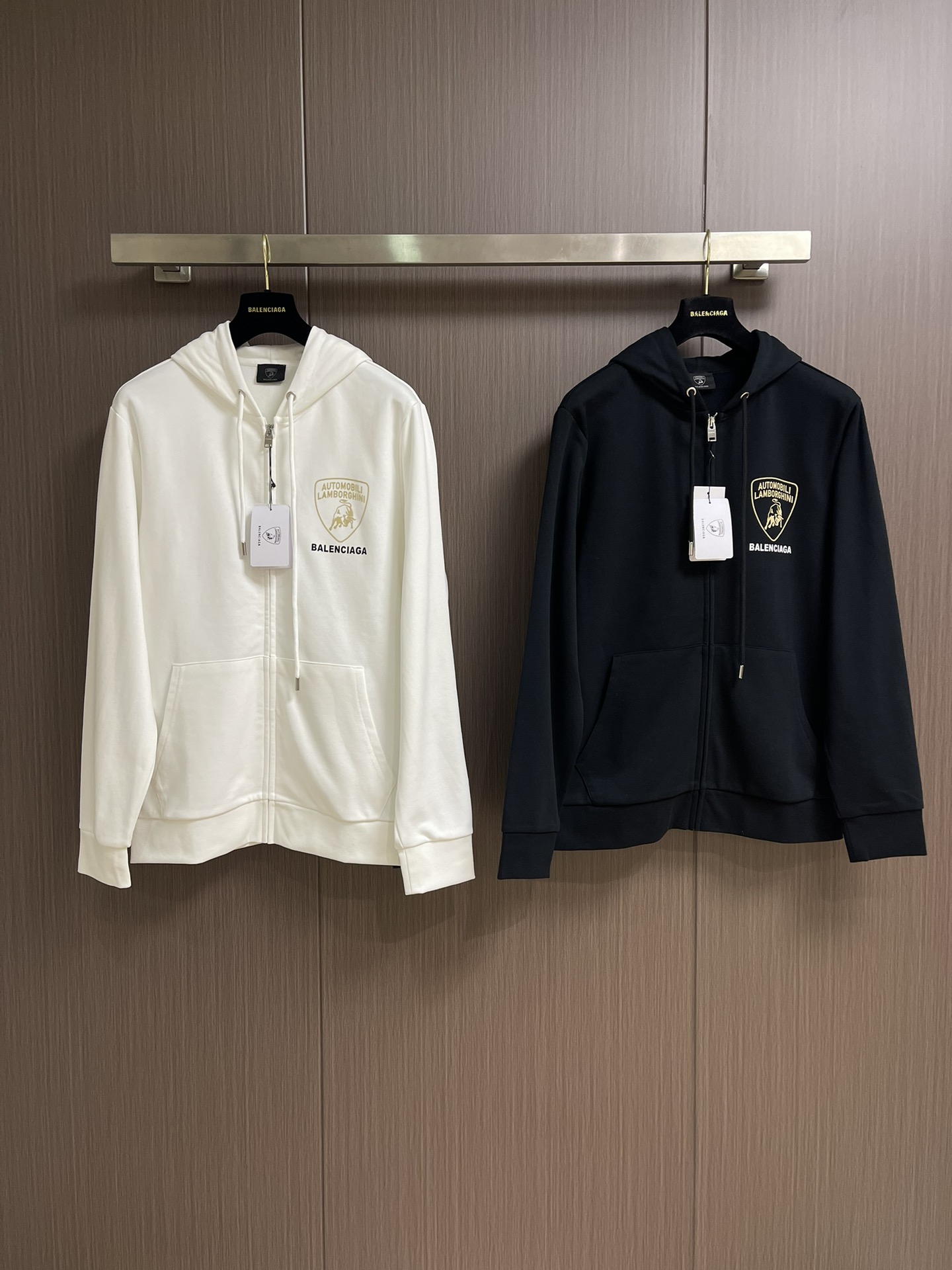 Balenciaga 兰博基尼联名logo标识印花拉链连帽卫衣，配置了高支数翻绒面料面料，卫衣面料高达4