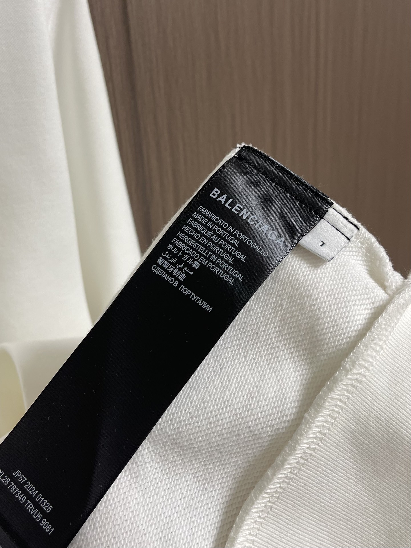 Balenciaga 兰博基尼联名logo标识印花拉链连帽卫衣，配置了高支数翻绒面料面料，卫衣面料高达4