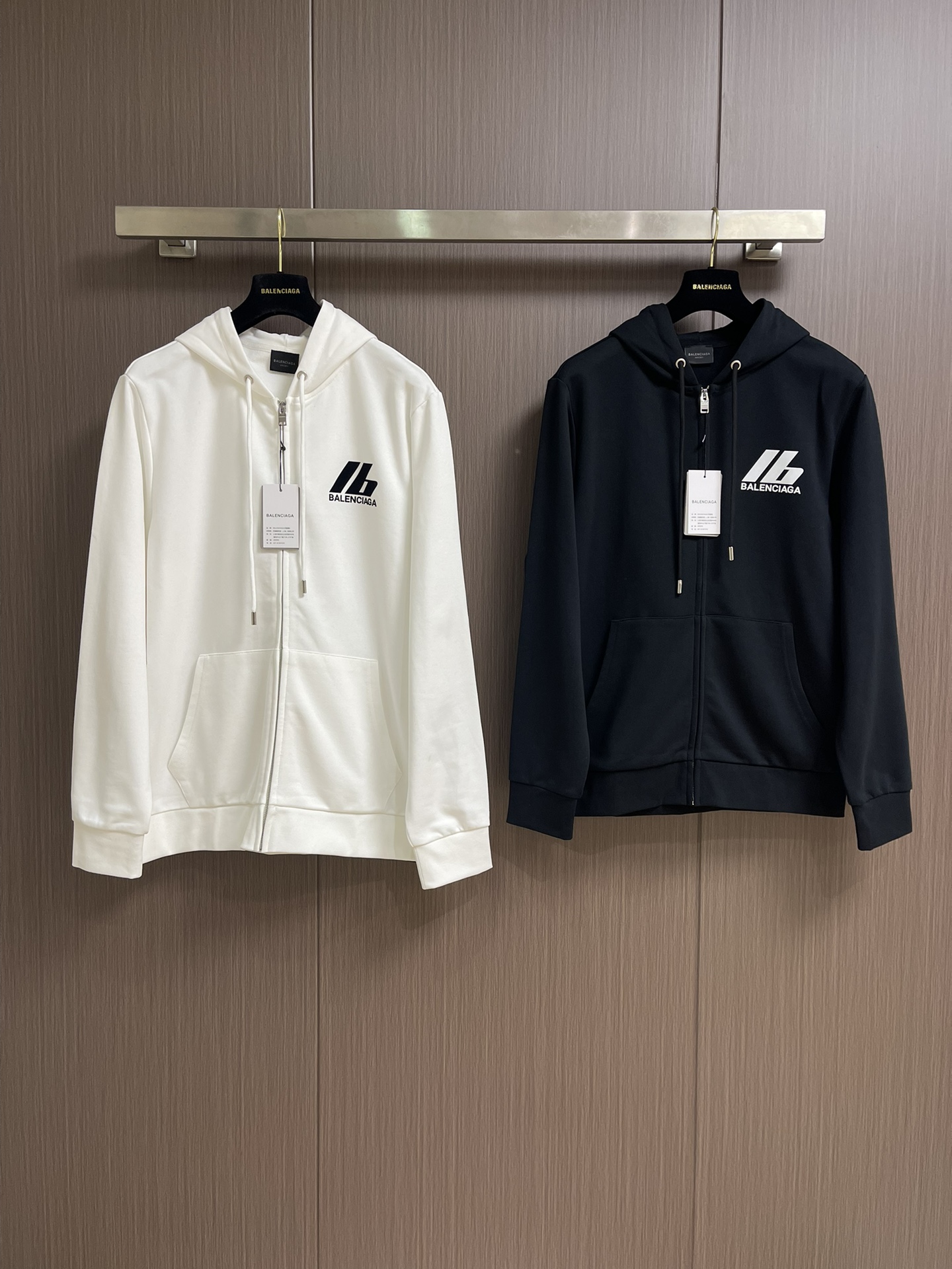 BALENCIAGA 巴黎世家logo标识印花拉链连帽卫衣，定织420G重磅鱼鳞毛圈面料抓绒处理，订染并