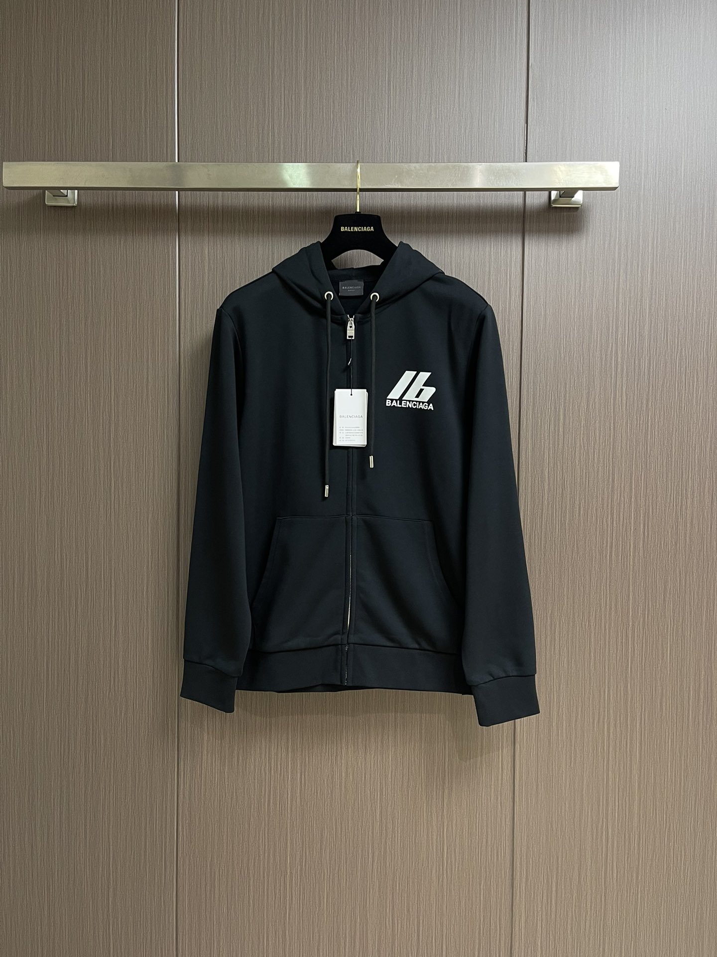 NO:547014,BALENCIAGA logo printed zipper hooded sweatshirt, fixed woven 420G heavy fish scale terry fabric fleece treatment, plaid dyed and matched with ribs, front and back thick elliptical machine screen printing Printing proofing test 6 version Determine the film size Elliptical machine positioning screen printing Thick plate glue has no color difference, ready-to-wear washing grinding wheel grinding damage details, the inner pocket design has not been ignored; the pattern has not changed any changes os Extra-wide cut, the materials are very solid and the colorless color difference is truly achieved. The thickness of the film and the size are completely consistent. Size M-3XL M size bust 112 Shoulder width 44 Sleeves 69 Sleeves 64 Sleeves 64 Sleeves 116 Sleeves 46 Sleeves 71 Sleeves 65 XL size bust 120 Sleeves 48 Sleeves 73 Sleeves 66  2XL size bust 124 shoulder width 50 clothes length 75 sleeve length 67 3XL size bust 128 shoulder width 52 clothes length 77 sleeve length 68, balenciaga,balenciaga,hoodie,sweatshirts,hats,alexander wang19860909BALENCIAGA 巴黎世家logo标识印花拉链连帽卫衣,定织420G重磅鱼鳞毛圈面料抓绒处理,订染并配套罗纹,前后幅厚版椭圆机丝网印花 印花打样测试6版 确定菲林尺寸 椭圆机定位丝网印花 厚版胶浆无色差,成衣水洗砂轮打磨破坏细节,内里真口袋设计并未忽略； 版型没有任何改动 os 超大廓形剪裁,用料非常扎实并真正做到无色光色差 厚版的菲林及尺寸对比完全一致.尺码M-3XL M码 胸围112 肩宽44 衣长69 袖长64 L码 胸围116 肩宽46 衣长71 袖长65 XL码胸围120 肩宽48 衣长73 袖长66 2XL码 胸围124肩宽50 衣长75 袖长67 3XL码 胸围128 肩宽52 衣长77袖长68,,balenciaga,balenciaga,hoodie,sweatshirts,hats,alexander wang,Men's clothing