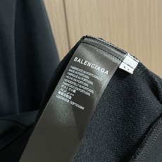 BALENCIAGA 巴黎世家logo标识印花拉链连帽卫衣,定织420G重磅鱼鳞毛圈面料抓绒处理,订染并 BALENCIAGA 巴黎世家logo标识印花拉链连帽卫衣,定织420G重磅鱼鳞毛圈面料抓绒处理,订染并