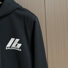 BALENCIAGA 巴黎世家logo标识印花拉链连帽卫衣,定织420G重磅鱼鳞毛圈面料抓绒处理,订染并 BALENCIAGA 巴黎世家logo标识印花拉链连帽卫衣,定织420G重磅鱼鳞毛圈面料抓绒处理,订染并