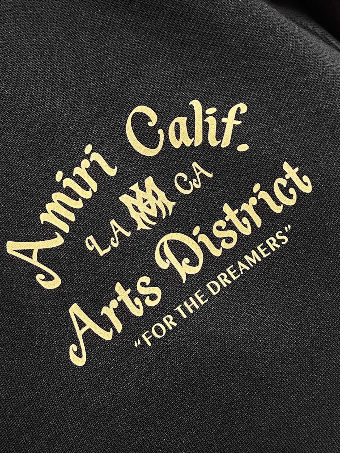 AMIRI 手绘logo标识涂鸦印花连帽拉链卫衣。 作为vtg风格的领头品牌，这款卫衣印着极具古着风格的