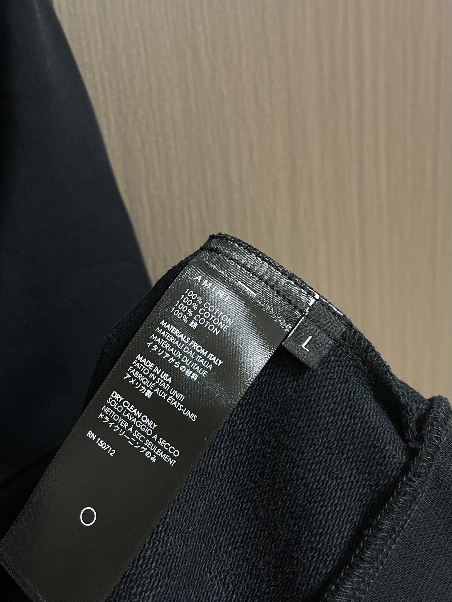 AMIRI 手绘logo标识涂鸦印花连帽拉链卫衣。 作为vtg风格的领头品牌，这款卫衣印着极具古着风格的