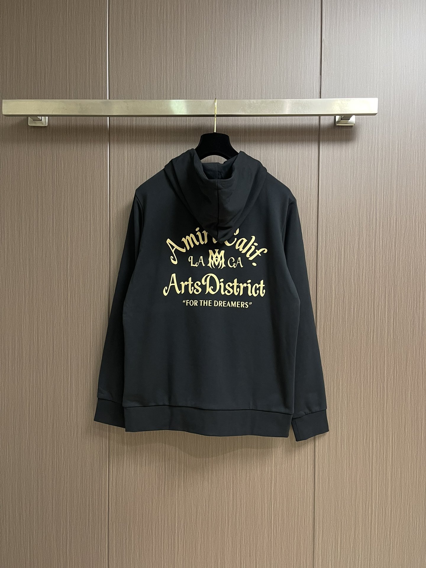 AMIRI 手绘logo标识涂鸦印花连帽拉链卫衣。 作为vtg风格的领头品牌，这款卫衣印着极具古着风格的