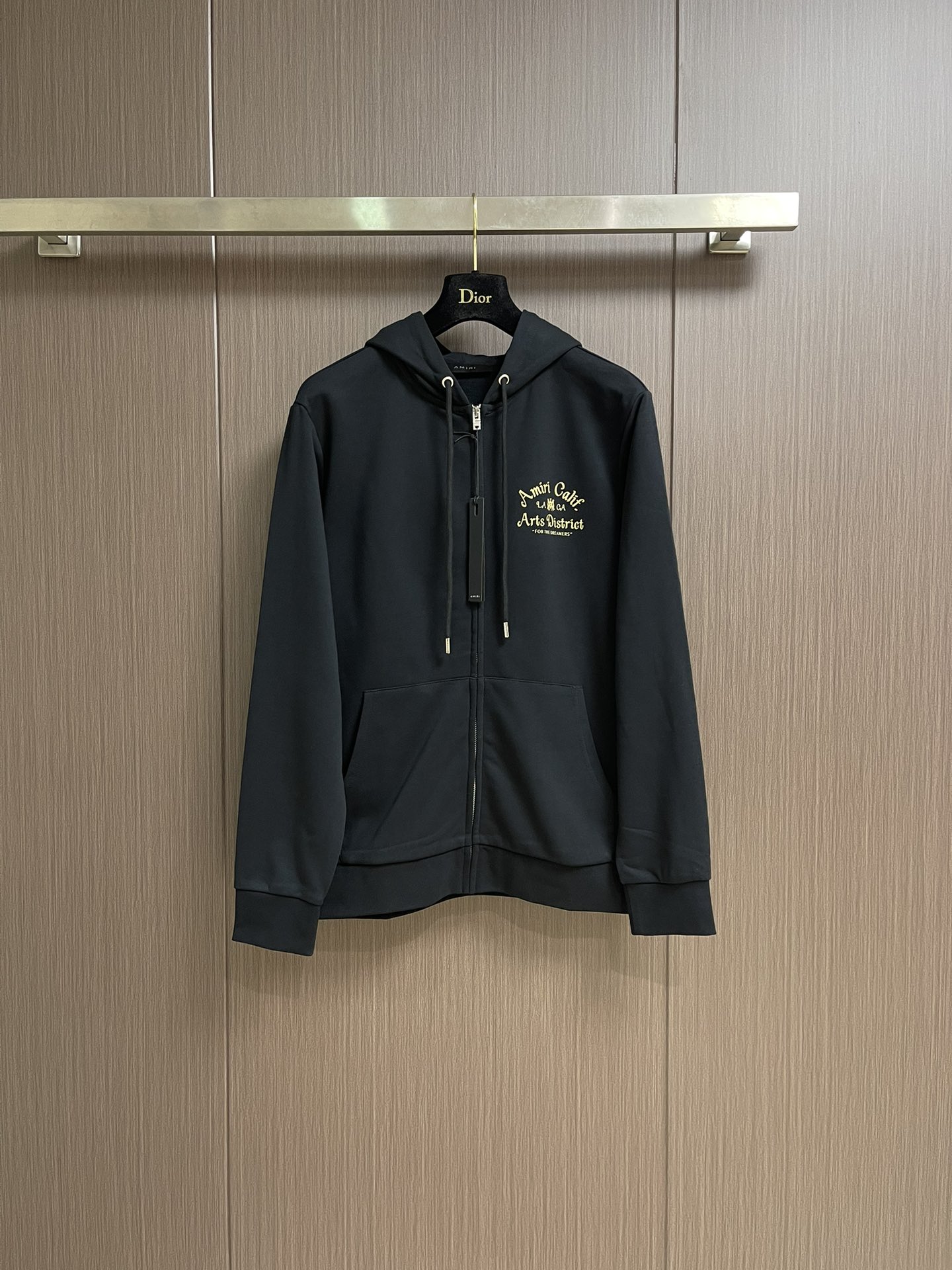 AMIRI 手绘logo标识涂鸦印花连帽拉链卫衣。 作为vtg风格的领头品牌，这款卫衣印着极具古着风格的