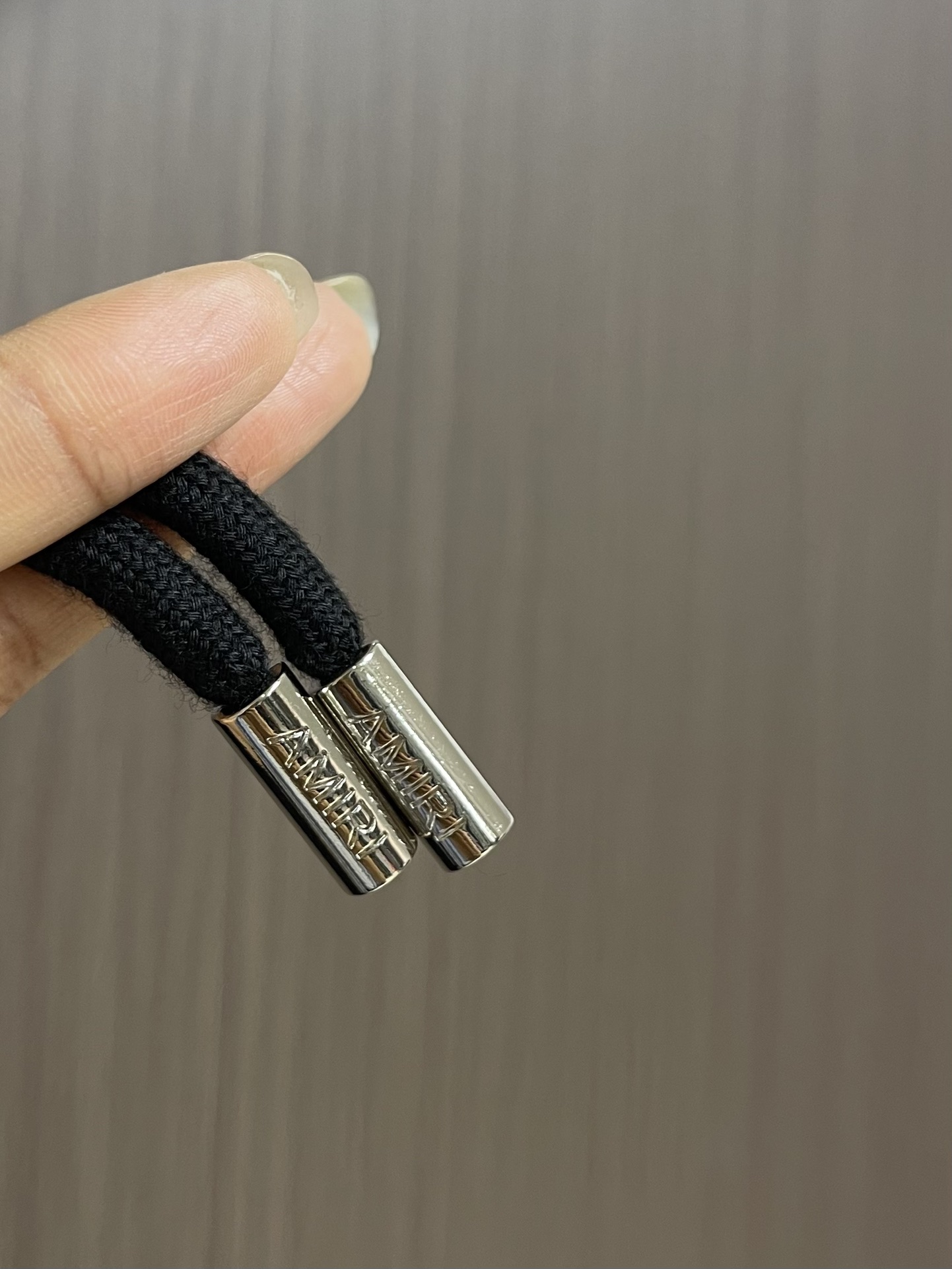 AMIRI 手绘logo标识涂鸦印花连帽拉链卫衣。 作为vtg风格的领头品牌，这款卫衣印着极具古着风格的