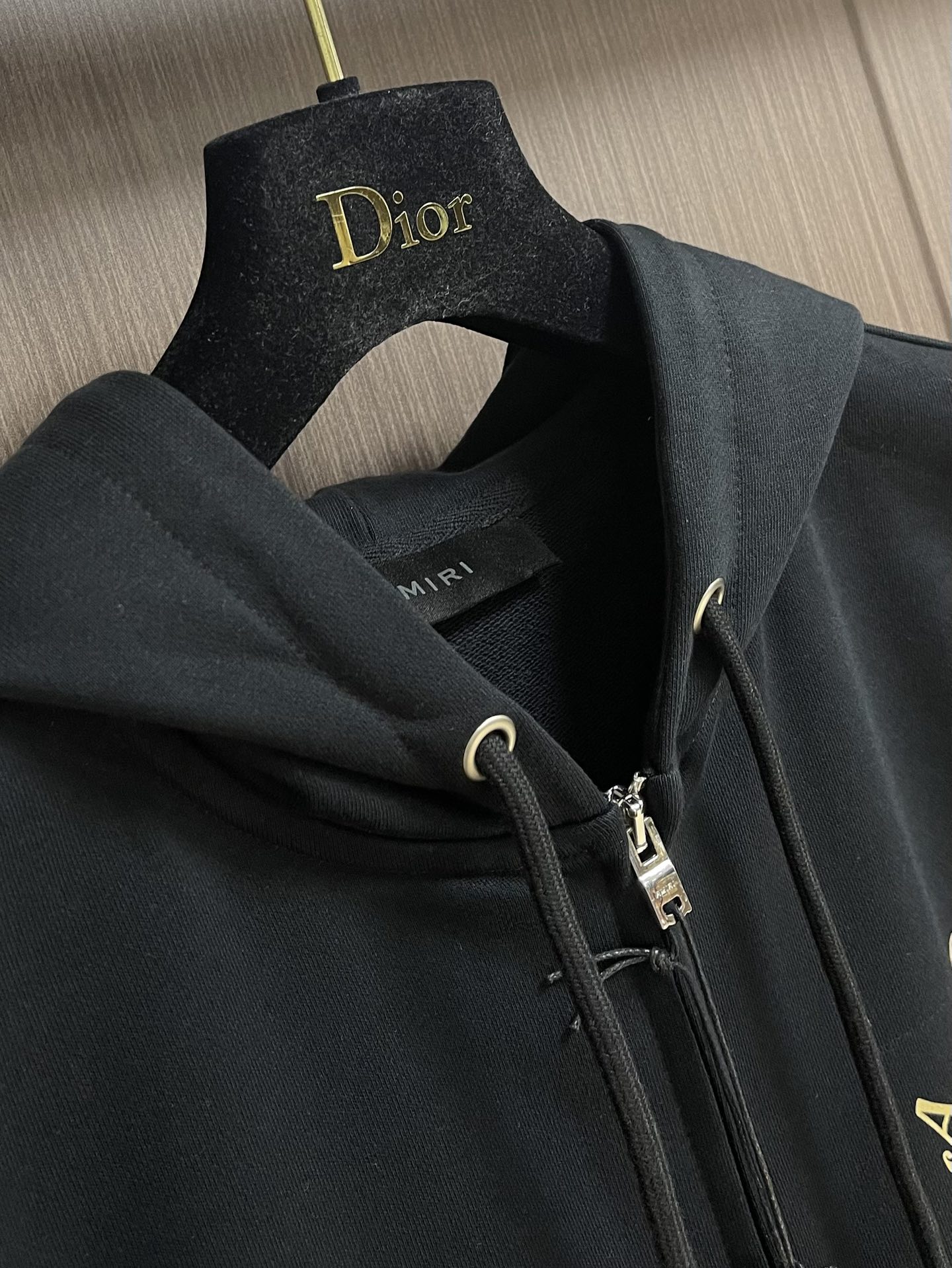 AMIRI 手绘logo标识涂鸦印花连帽拉链卫衣。 作为vtg风格的领头品牌，这款卫衣印着极具古着风格的