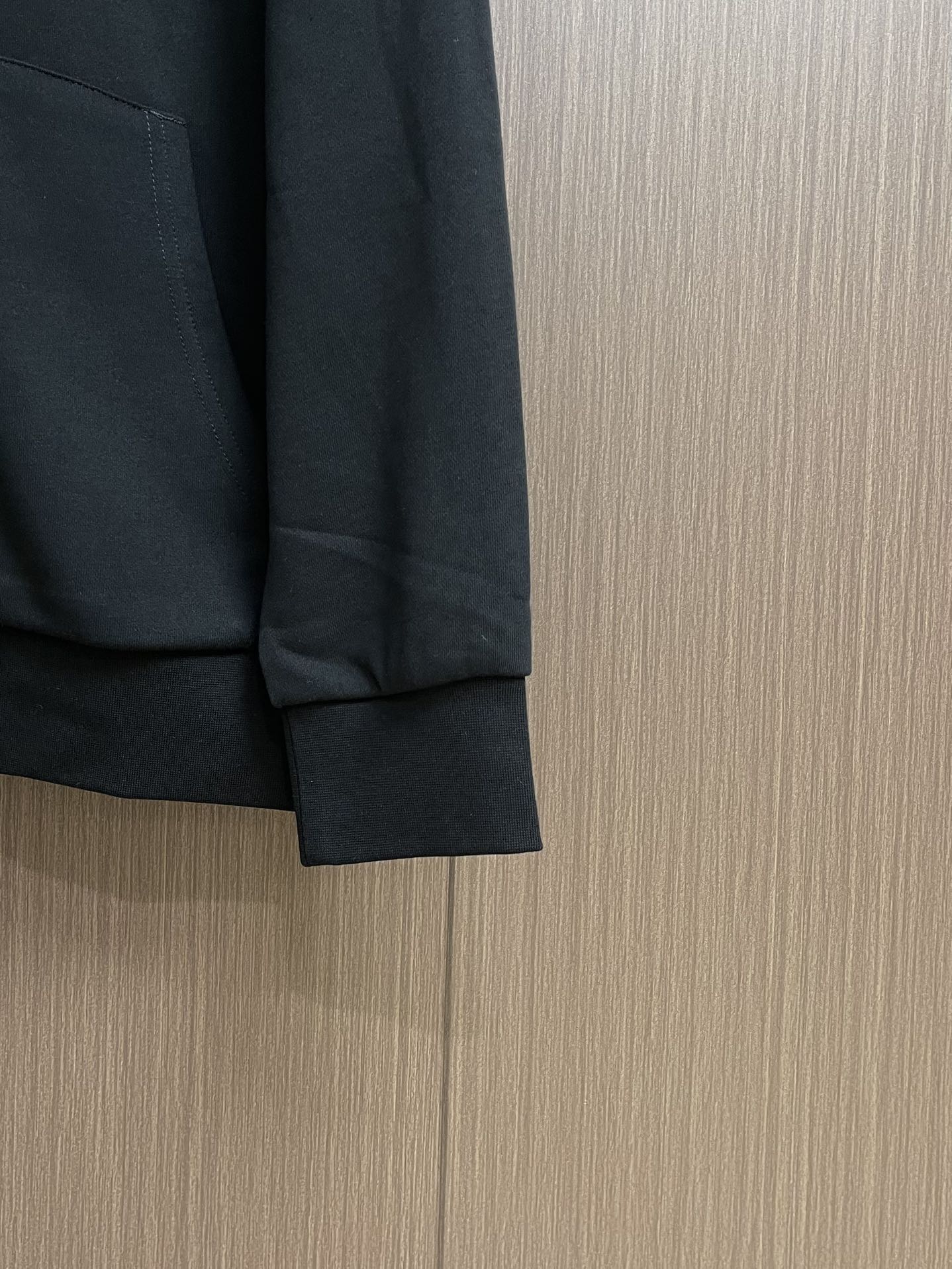 AMIRI 手绘logo标识涂鸦印花连帽拉链卫衣。 作为vtg风格的领头品牌，这款卫衣印着极具古着风格的