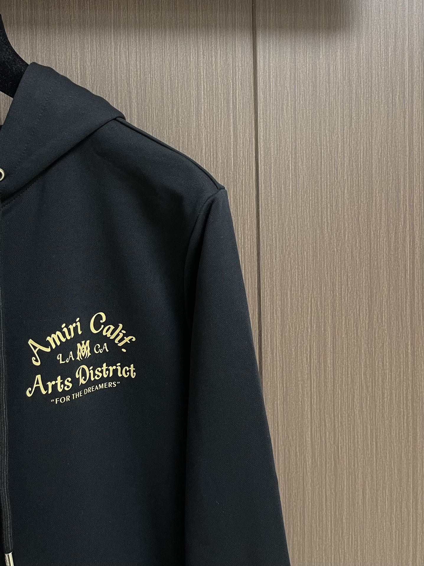 AMIRI 手绘logo标识涂鸦印花连帽拉链卫衣。 作为vtg风格的领头品牌，这款卫衣印着极具古着风格的