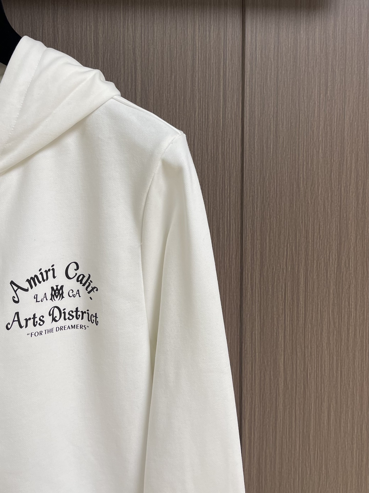 AMIRI 手绘logo标识涂鸦印花连帽拉链卫衣。 作为vtg风格的领头品牌，这款卫衣印着极具古着风格的