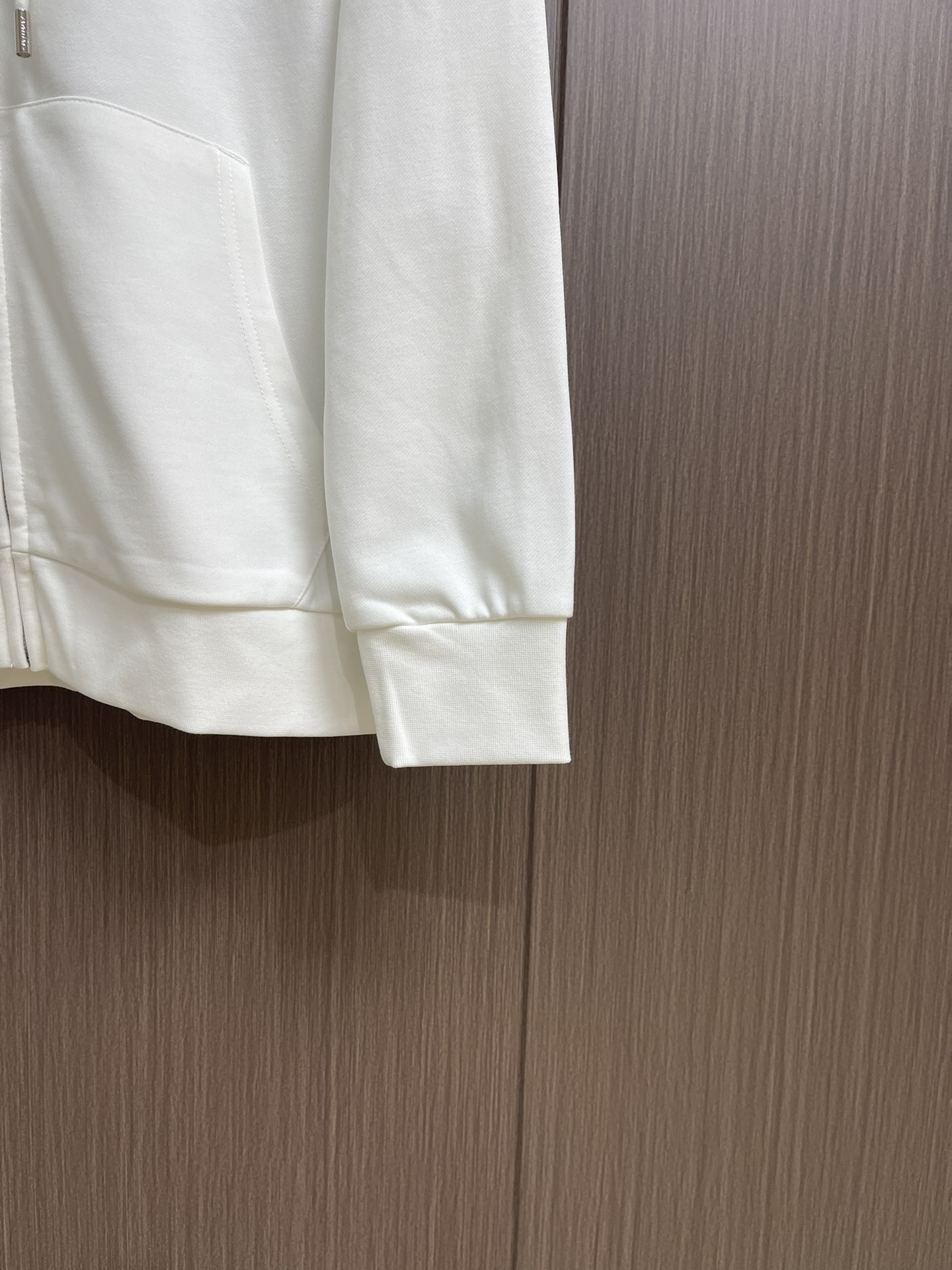 AMIRI 手绘logo标识涂鸦印花连帽拉链卫衣。 作为vtg风格的领头品牌，这款卫衣印着极具古着风格的