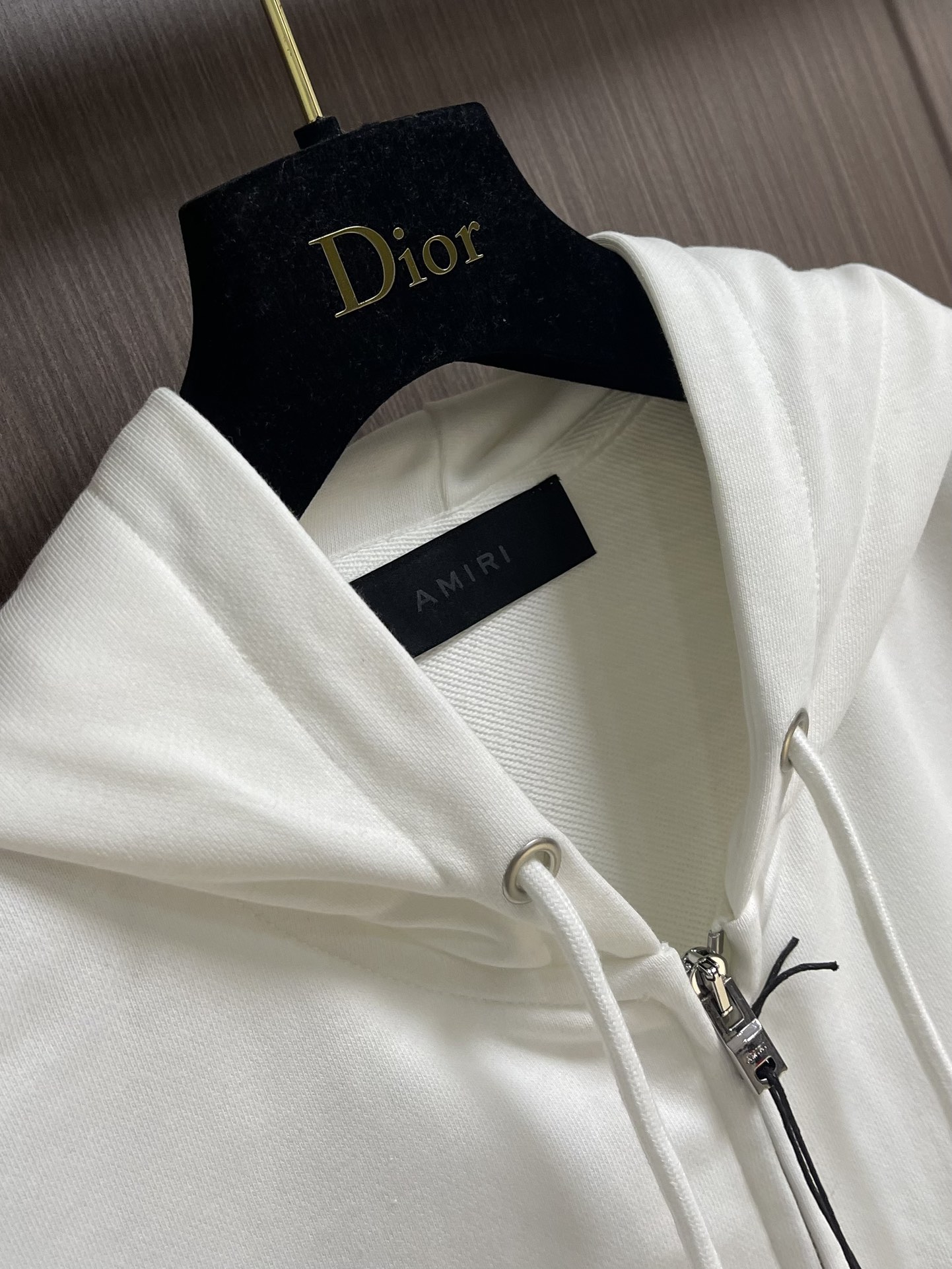 AMIRI 手绘logo标识涂鸦印花连帽拉链卫衣。 作为vtg风格的领头品牌，这款卫衣印着极具古着风格的