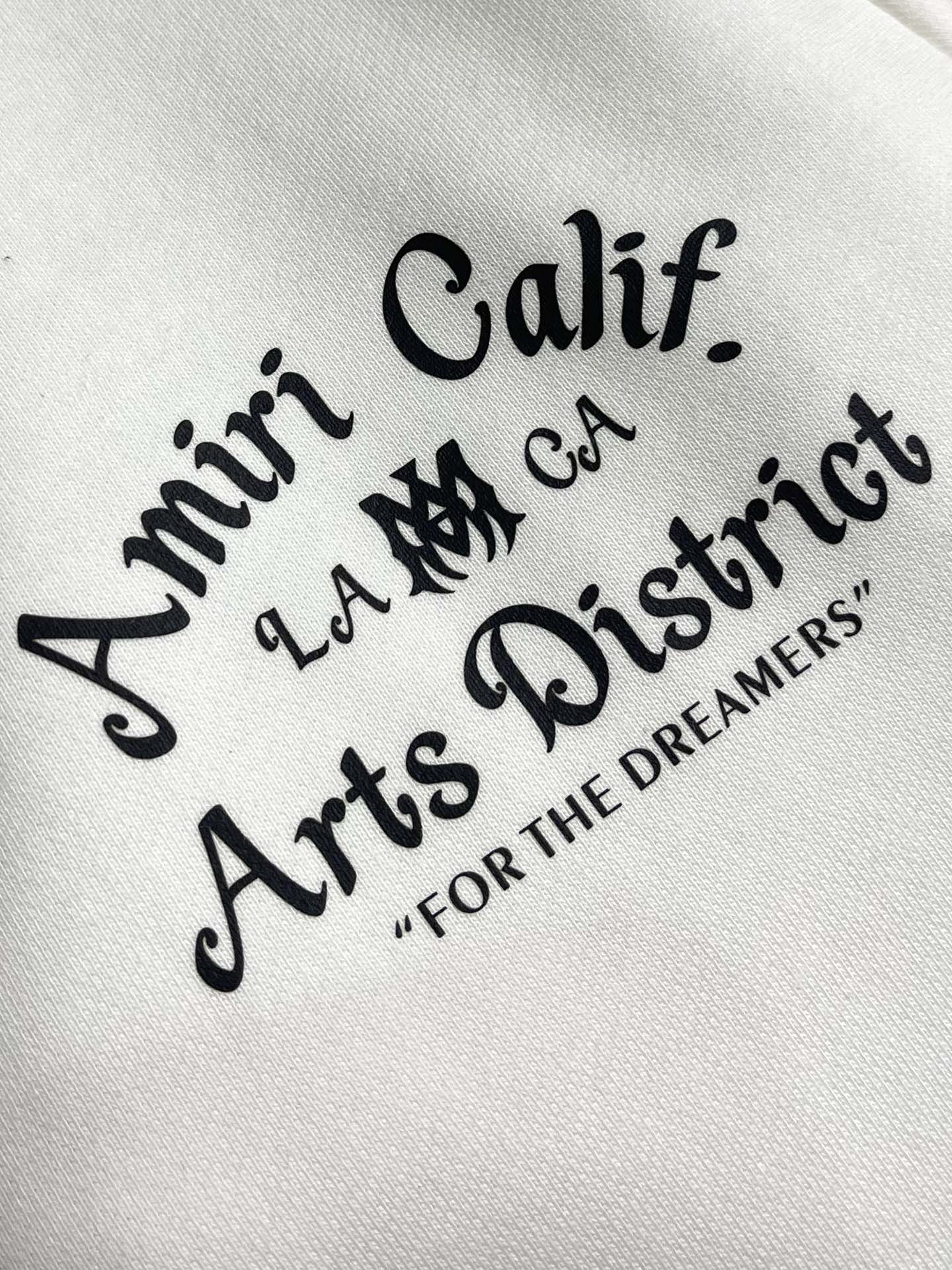 AMIRI 手绘logo标识涂鸦印花连帽拉链卫衣。 作为vtg风格的领头品牌，这款卫衣印着极具古着风格的