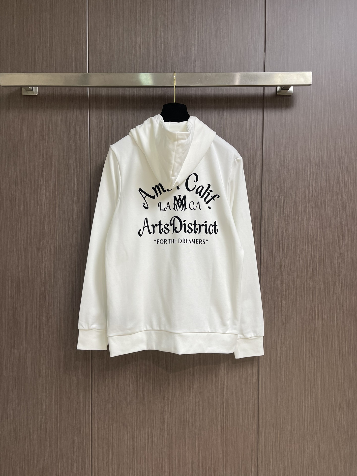 AMIRI 手绘logo标识涂鸦印花连帽拉链卫衣。 作为vtg风格的领头品牌，这款卫衣印着极具古着风格的