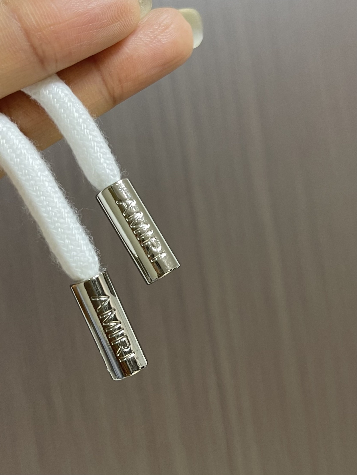 AMIRI 手绘logo标识涂鸦印花连帽拉链卫衣。 作为vtg风格的领头品牌，这款卫衣印着极具古着风格的