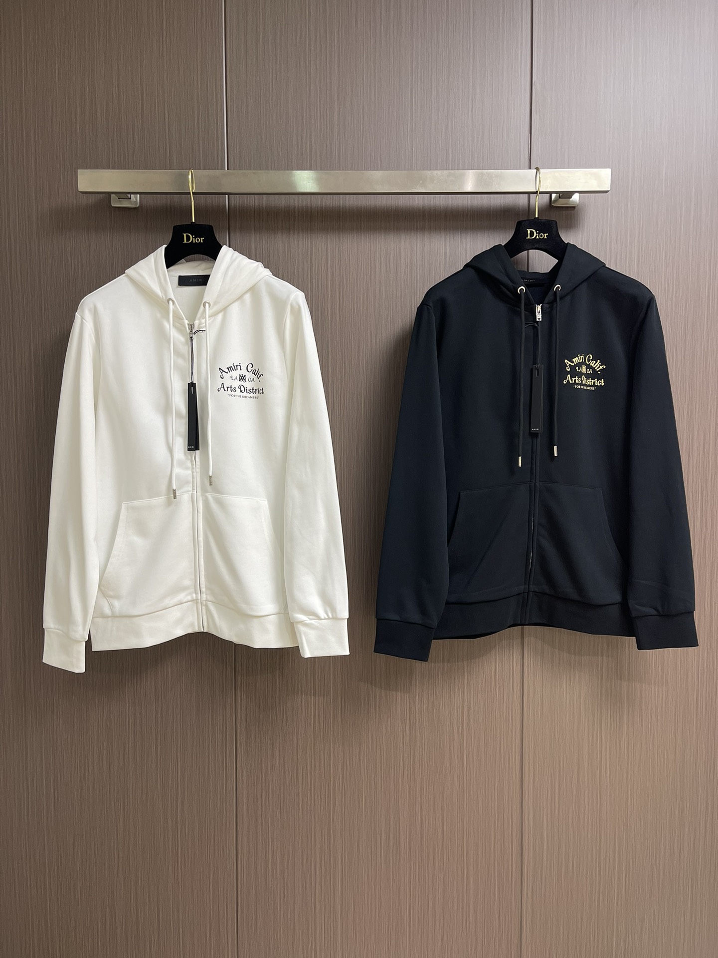 AMIRI 手绘logo标识涂鸦印花连帽拉链卫衣。 作为vtg风格的领头品牌，这款卫衣印着极具古着风格的