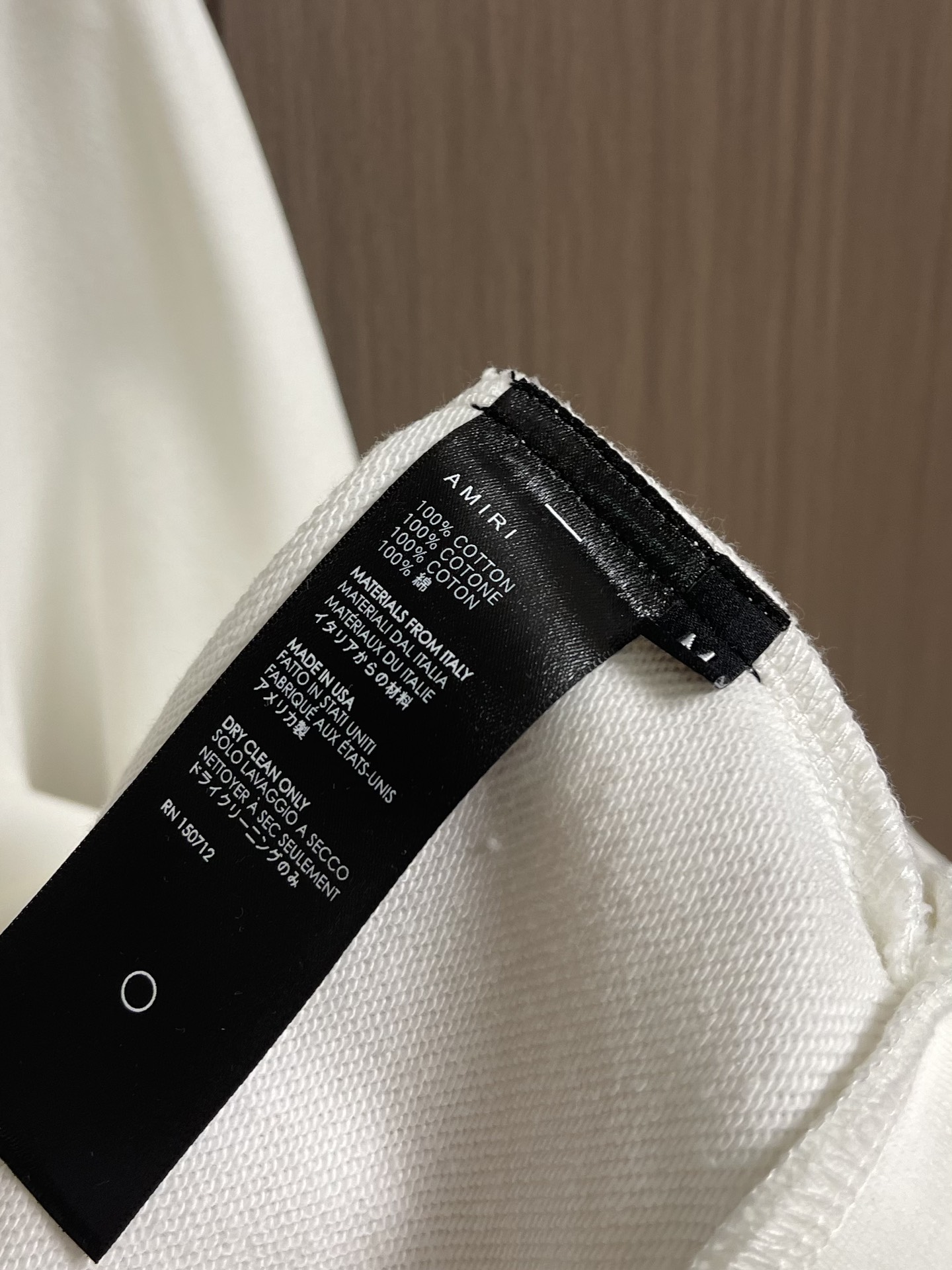 AMIRI 手绘logo标识涂鸦印花连帽拉链卫衣。 作为vtg风格的领头品牌，这款卫衣印着极具古着风格的