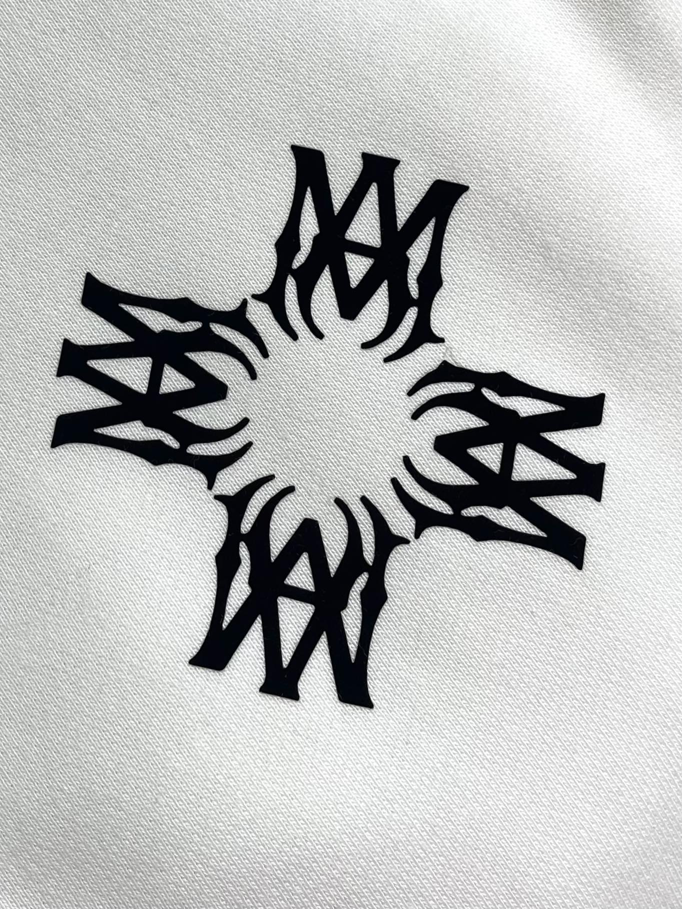 AMIRI 2025SS秋冬新款前后logo印花连帽卫衣。 作为vtg风格的领头品牌，这款卫衣左前方和正