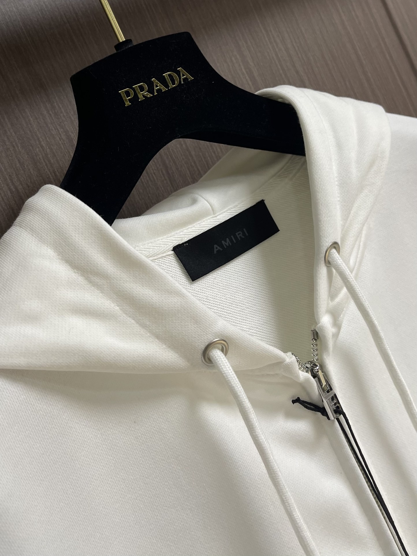 AMIRI 2025SS秋冬新款前后logo印花连帽卫衣。 作为vtg风格的领头品牌，这款卫衣左前方和正