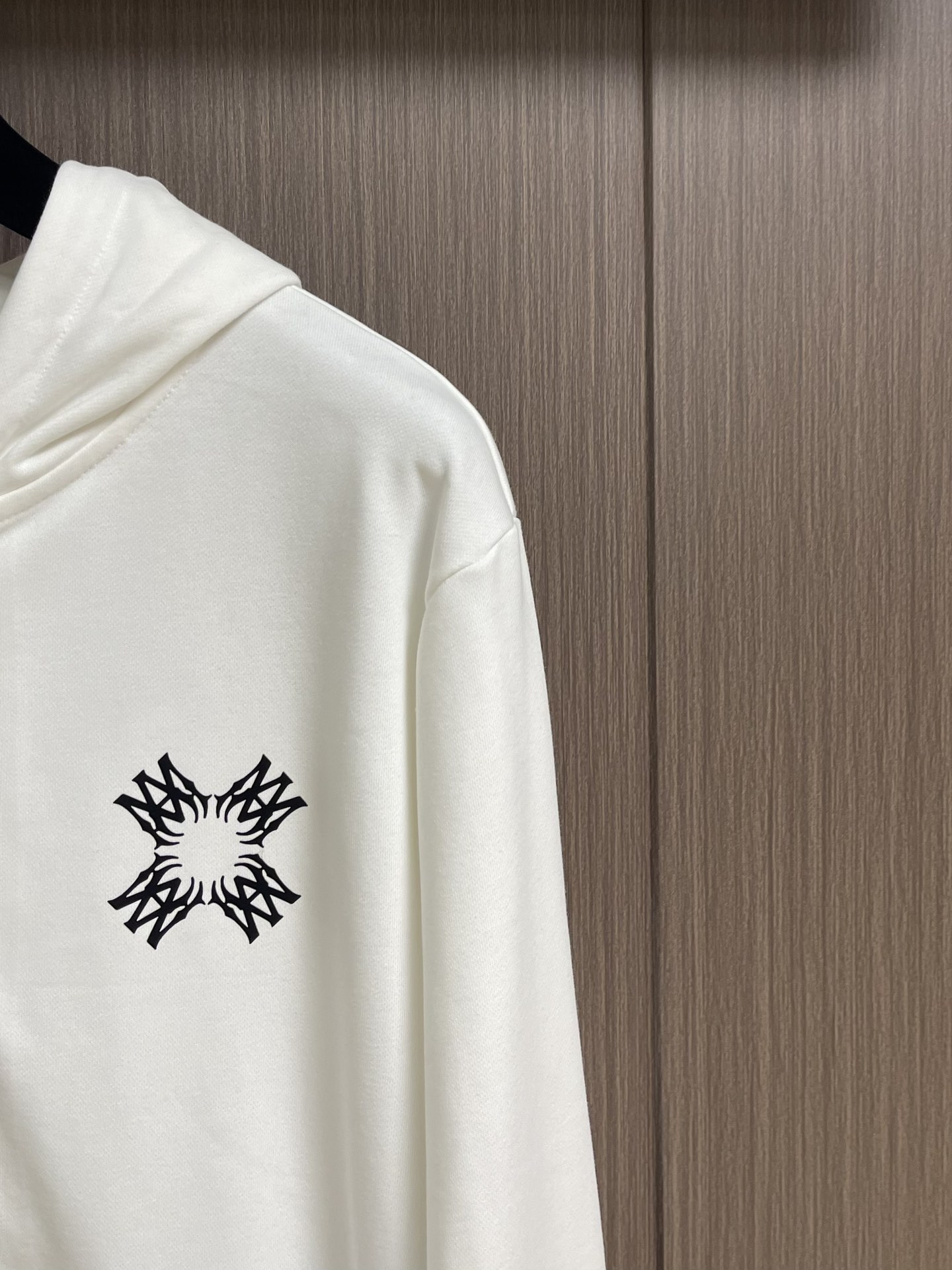 AMIRI 2025SS秋冬新款前后logo印花连帽卫衣。 作为vtg风格的领头品牌，这款卫衣左前方和正