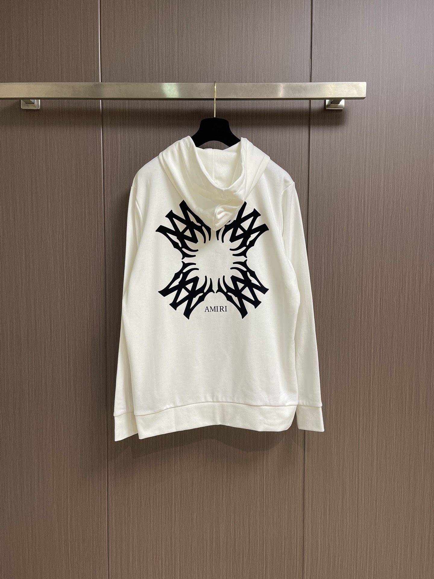 AMIRI 2025SS秋冬新款前后logo印花连帽卫衣。 作为vtg风格的领头品牌，这款卫衣左前方和正