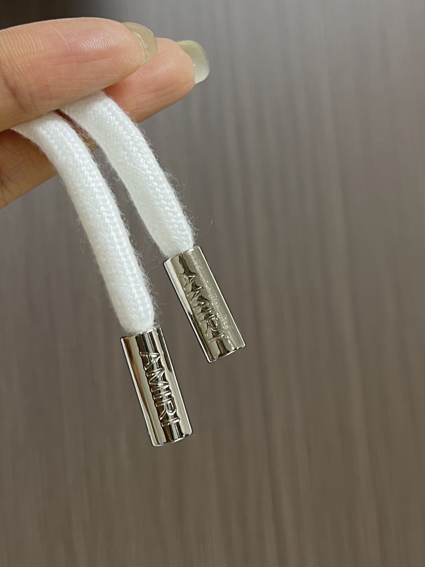 AMIRI 2025SS秋冬新款前后logo印花连帽卫衣。 作为vtg风格的领头品牌，这款卫衣左前方和正