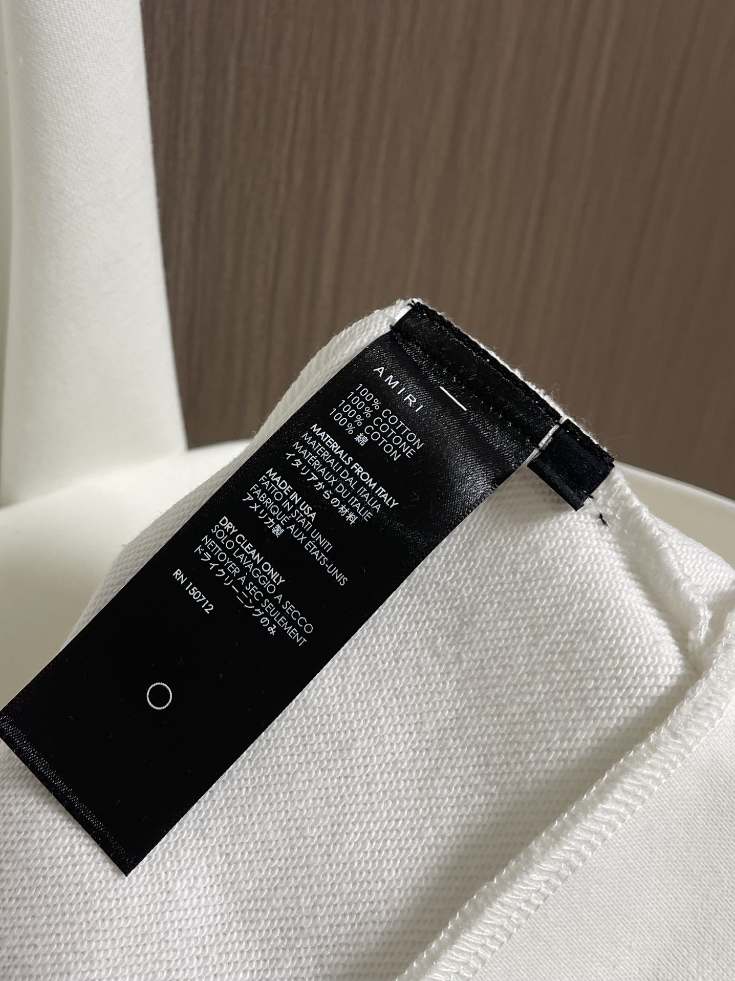 AMIRI 2025SS秋冬新款前后logo印花连帽卫衣。 作为vtg风格的领头品牌，这款卫衣左前方和正