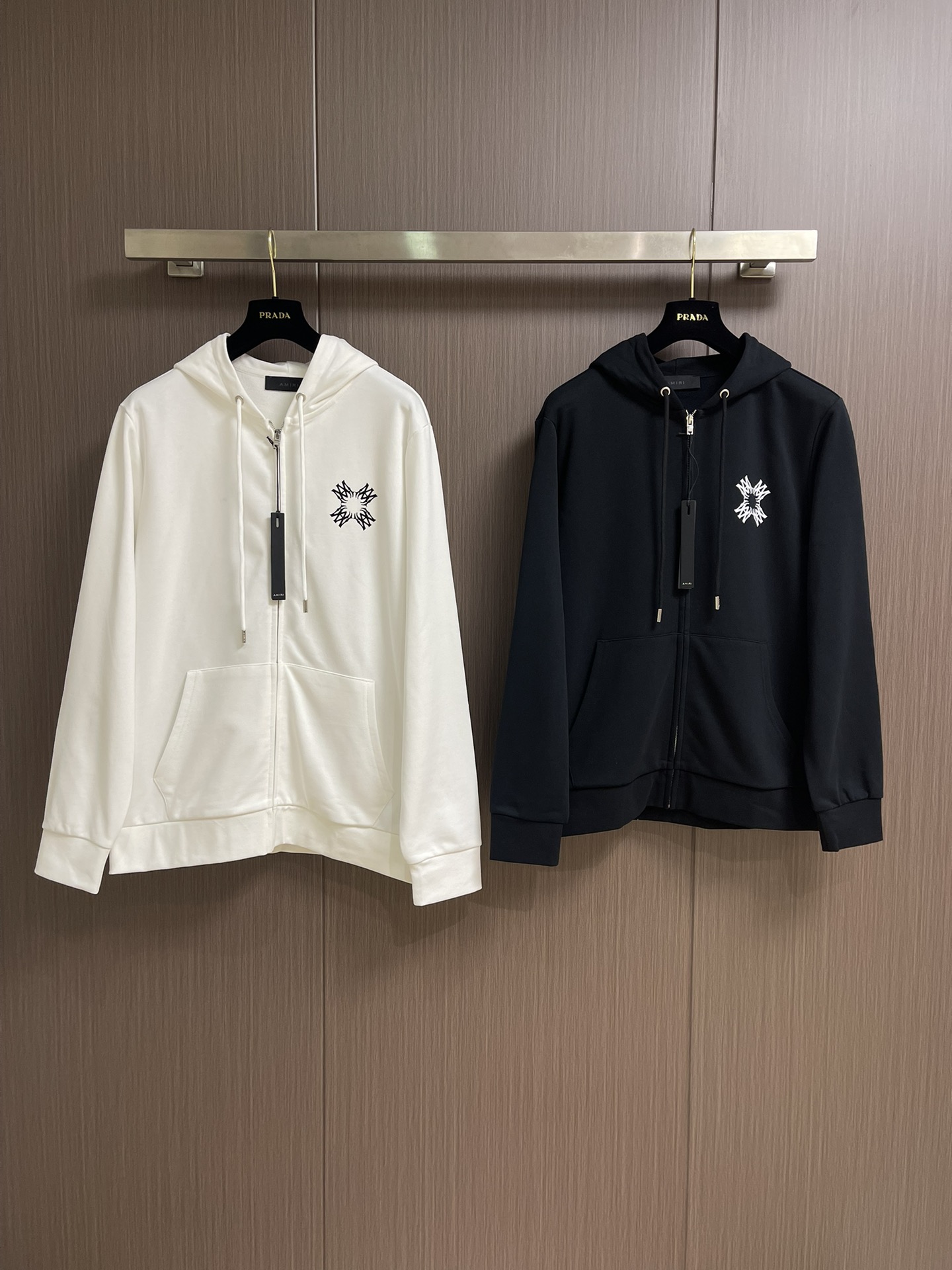 AMIRI 2025SS秋冬新款前后logo印花连帽卫衣。 作为vtg风格的领头品牌，这款卫衣左前方和正