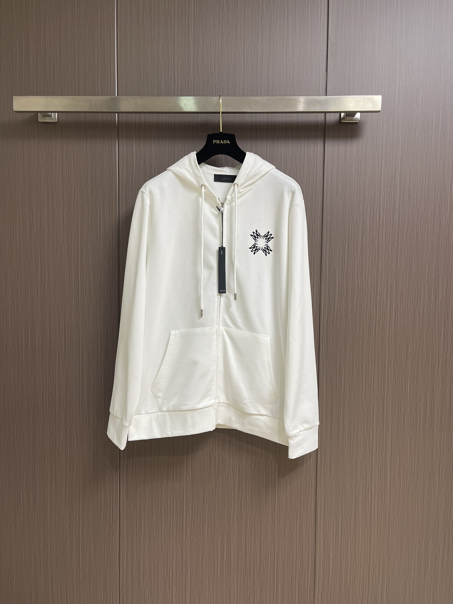 AMIRI 2025SS秋冬新款前后logo印花连帽卫衣。 作为vtg风格的领头品牌，这款卫衣左前方和正