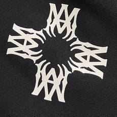 AMIRI 2025SS秋冬新款前后logo印花连帽卫衣。 作为vtg风格的领头品牌,这款卫衣左前方和正 AMIRI 2025SS秋冬新款前后logo印花连帽卫衣。 作为vtg风格的领头品牌,这款卫衣左前方和正