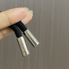 AMIRI 2025SS秋冬新款前后logo印花连帽卫衣。 作为vtg风格的领头品牌,这款卫衣左前方和正 AMIRI 2025SS秋冬新款前后logo印花连帽卫衣。 作为vtg风格的领头品牌,这款卫衣左前方和正