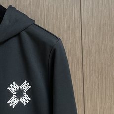 AMIRI 2025SS秋冬新款前后logo印花连帽卫衣。 作为vtg风格的领头品牌,这款卫衣左前方和正 AMIRI 2025SS秋冬新款前后logo印花连帽卫衣。 作为vtg风格的领头品牌,这款卫衣左前方和正