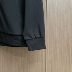 AMIRI 2025SS秋冬新款前后logo印花连帽卫衣。 作为vtg风格的领头品牌,这款卫衣左前方和正 AMIRI 2025SS秋冬新款前后logo印花连帽卫衣。 作为vtg风格的领头品牌,这款卫衣左前方和正