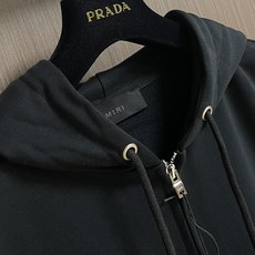 AMIRI 2025SS秋冬新款前后logo印花连帽卫衣。 作为vtg风格的领头品牌,这款卫衣左前方和正 AMIRI 2025SS秋冬新款前后logo印花连帽卫衣。 作为vtg风格的领头品牌,这款卫衣左前方和正