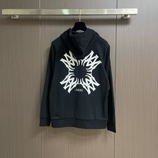 AMIRI 2025SS秋冬新款前后logo印花连帽卫衣。 作为vtg风格的领头品牌,这款卫衣左前方和正 AMIRI 2025SS秋冬新款前后logo印花连帽卫衣。 作为vtg风格的领头品牌,这款卫衣左前方和正