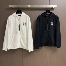 AMIRI 2025SS秋冬新款前后logo印花连帽卫衣。 作为vtg风格的领头品牌,这款卫衣左前方和正 AMIRI 2025SS秋冬新款前后logo印花连帽卫衣。 作为vtg风格的领头品牌,这款卫衣左前方和正