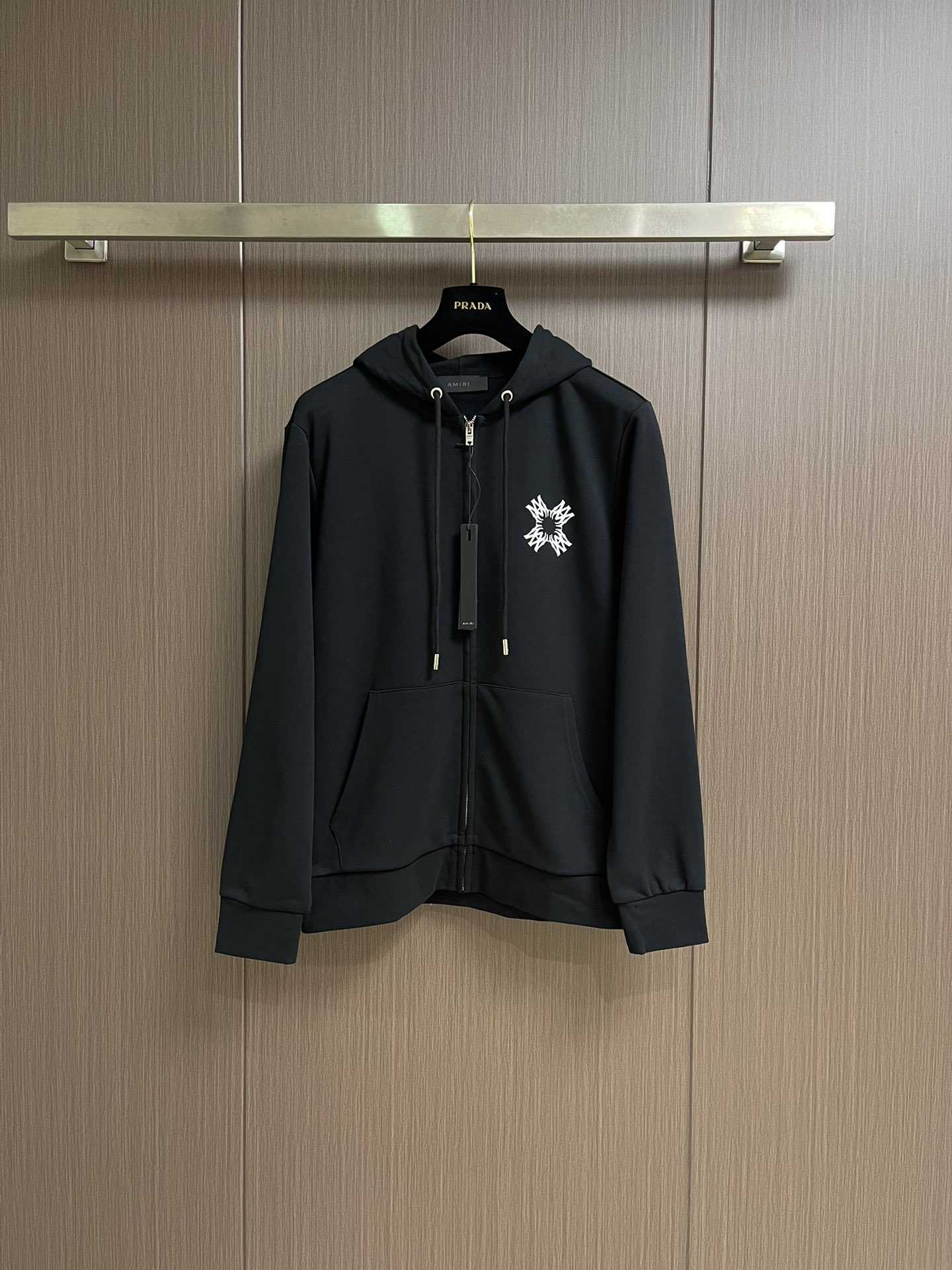 NO:547027,AMIRI 2025SS Autumn and Winter New Front and Back Logo Printed Hoodie Sweater. As the leading brand of VTG style, this sweater has a very vintage letter logo printed on the left front and the rear of the sweater. The fabric is made of high-string cotton 230g plush light wool treatment and washed and set to make the fabric soft and three-dimensional. Size M-3XL M size bust 112 shoulder width 44 garment length 69 sleeve length 64 L size bust 116 shoulder width 46 length 71 sleeve length 65 XL size bust 120 shoulder width 48 length 73 sleeve length 66 2XL size bust 124 shoulder width 50 length 75 sleeve length 67 3XL size bust 128 shoulder width 52  Clothes 77 sleeves 68, amiri, hoodie, sweatshirts, hats, alexander wang19860909AMIRI 2025SS秋冬新款前后logo印花连帽卫衣. 作为vtg风格的领头品牌,这款卫衣左前方和正后方分别印着极具古着风格的字母logo标识,面料采用高支全棉230克毛绒轻拉毛处理后水洗定型使面料柔软而有立体感.尺码M-3XL M码 胸围112 肩宽44 衣长69 袖长64 L码 胸围116 肩宽46 衣长71 袖长65 XL码胸围120 肩宽48 衣长73 袖长66 2XL码 胸围124肩宽50 衣长75 袖长67 3XL码 胸围128 肩宽52 衣长77袖长68,,amiri,hoodie,sweatshirts,hats,alexander wang,Men's clothing