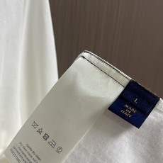 LV 2025SS早秋新款刺绣logo长袖T恤,面料采用26s双纱面和10s鱼鳞底面料,搭配380g罗纹 LV 2025SS早秋新款刺绣logo长袖T恤,面料采用26s双纱面和10s鱼鳞底面料,搭配380g罗纹