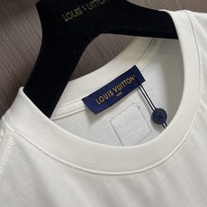 LV 2025SS早秋新款刺绣logo长袖T恤,面料采用26s双纱面和10s鱼鳞底面料,搭配380g罗纹 LV 2025SS早秋新款刺绣logo长袖T恤,面料采用26s双纱面和10s鱼鳞底面料,搭配380g罗纹