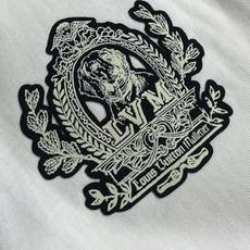 LV 2025SS早秋新款刺绣logo长袖T恤,面料采用26s双纱面和10s鱼鳞底面料,搭配380g罗纹 LV 2025SS早秋新款刺绣logo长袖T恤,面料采用26s双纱面和10s鱼鳞底面料,搭配380g罗纹