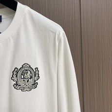 LV 2025SS早秋新款刺绣logo长袖T恤,面料采用26s双纱面和10s鱼鳞底面料,搭配380g罗纹 LV 2025SS早秋新款刺绣logo长袖T恤,面料采用26s双纱面和10s鱼鳞底面料,搭配380g罗纹