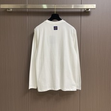 LV 2025SS早秋新款刺绣logo长袖T恤,面料采用26s双纱面和10s鱼鳞底面料,搭配380g罗纹 LV 2025SS早秋新款刺绣logo长袖T恤,面料采用26s双纱面和10s鱼鳞底面料,搭配380g罗纹