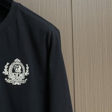 LV 2025SS早秋新款刺绣logo长袖T恤,面料采用26s双纱面和10s鱼鳞底面料,搭配380g罗纹 LV 2025SS早秋新款刺绣logo长袖T恤,面料采用26s双纱面和10s鱼鳞底面料,搭配380g罗纹