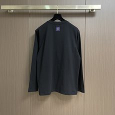 LV 2025SS早秋新款刺绣logo长袖T恤,面料采用26s双纱面和10s鱼鳞底面料,搭配380g罗纹 LV 2025SS早秋新款刺绣logo长袖T恤,面料采用26s双纱面和10s鱼鳞底面料,搭配380g罗纹